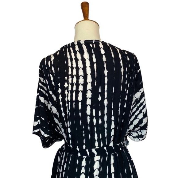 Black and White Abstract Striped Kimono Duster Beach Coverup - Picture 14 of 16